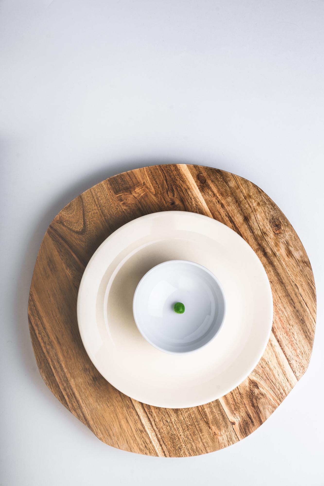 Piatto pronto, styling minimal su tavola in legno